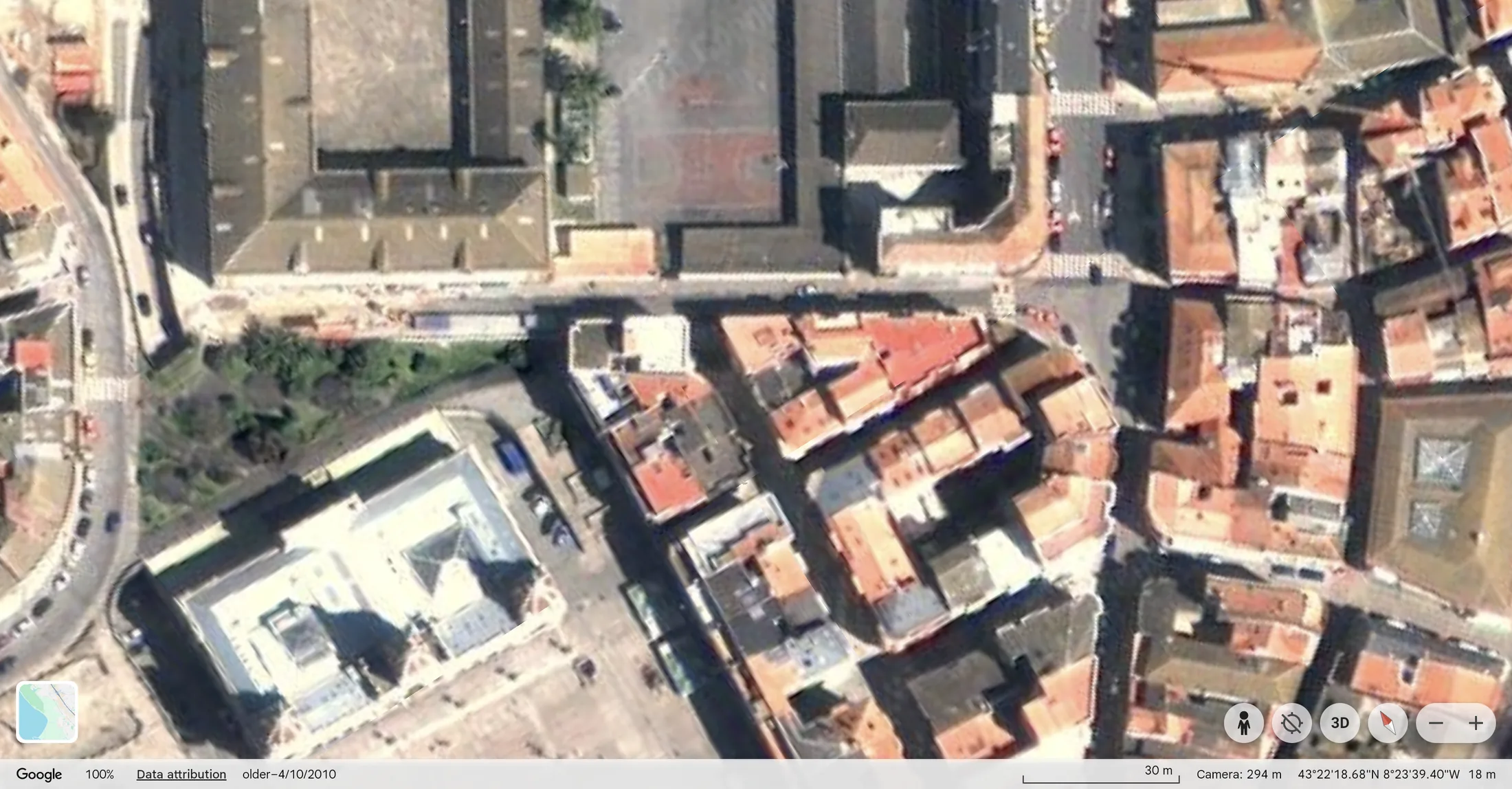 Cuartel de Atocha, vista histórica de 2010: o mesmo cuarteirón, antes do cambio no patio.