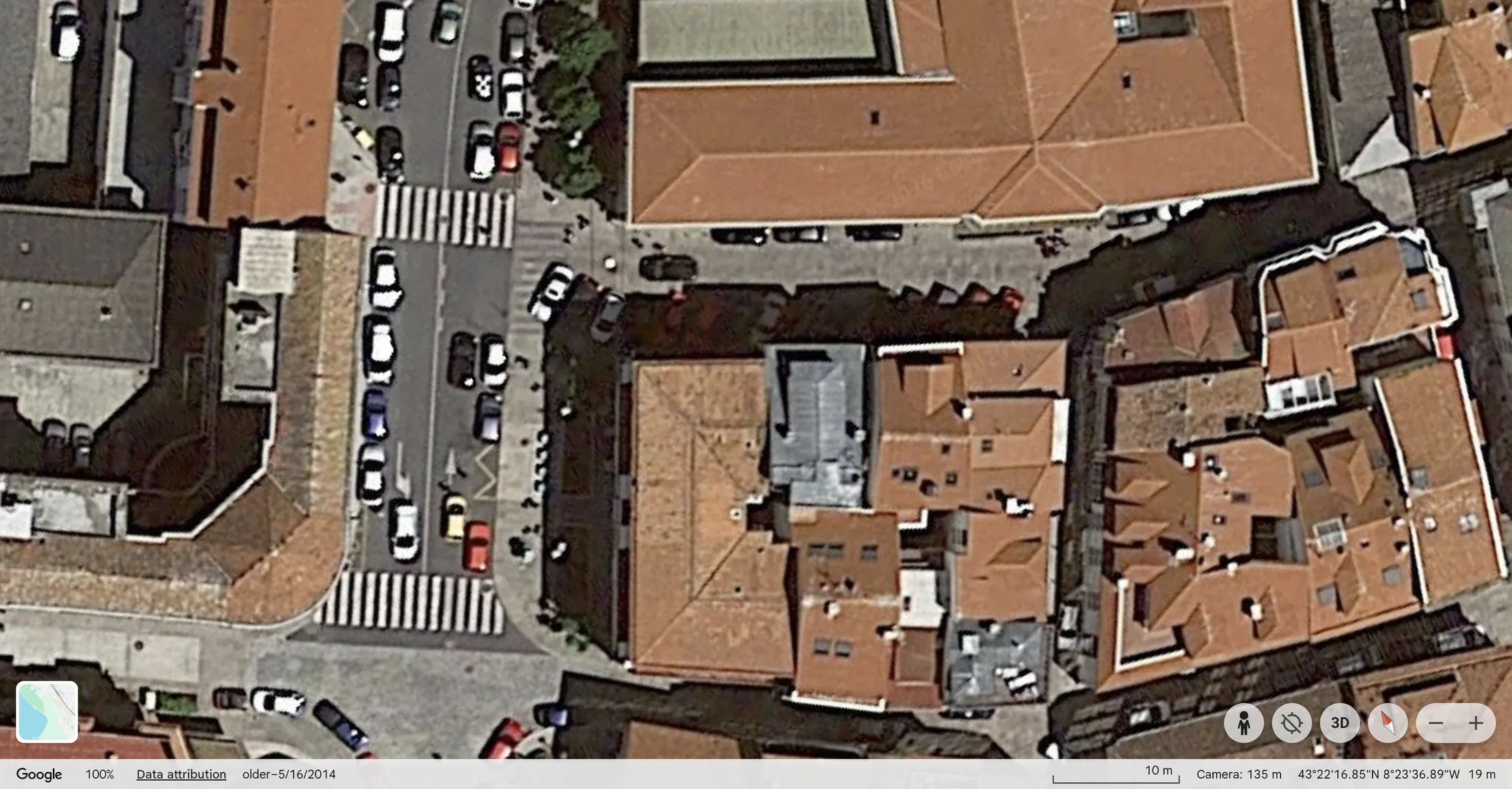 O cruzamento xunto ao colexio, vista histórica de 2014: coches aparcados a ambos os lados do paso de peóns.