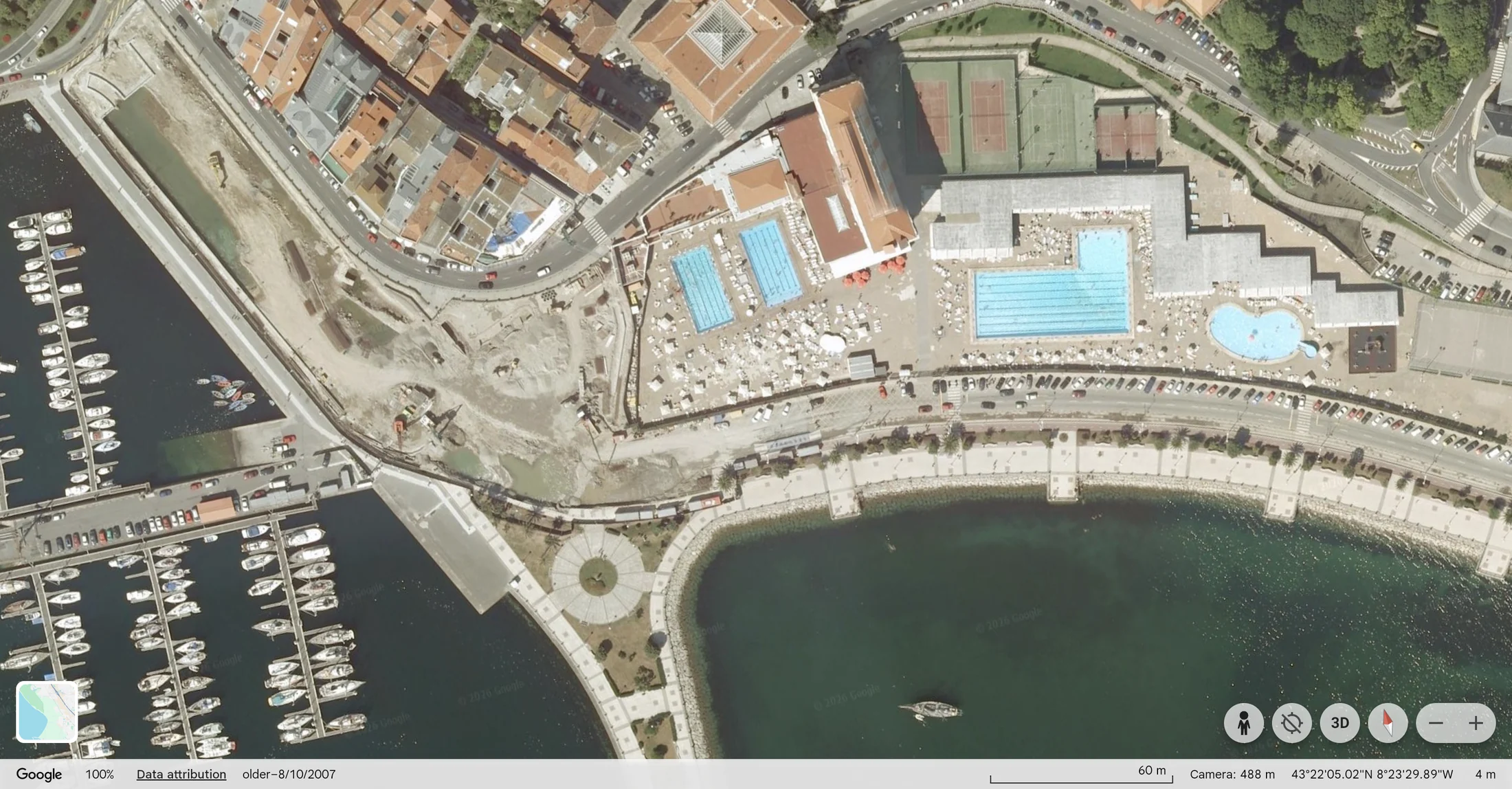 La Solana, 2007: piscinas rodeadas de calzadas e un solar de terra.