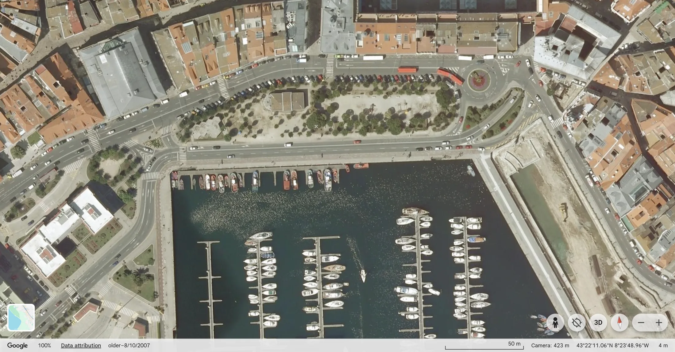 A Mariña, vista histórica de 2007: coches aparcados e terreo espido xunto á rotonda.